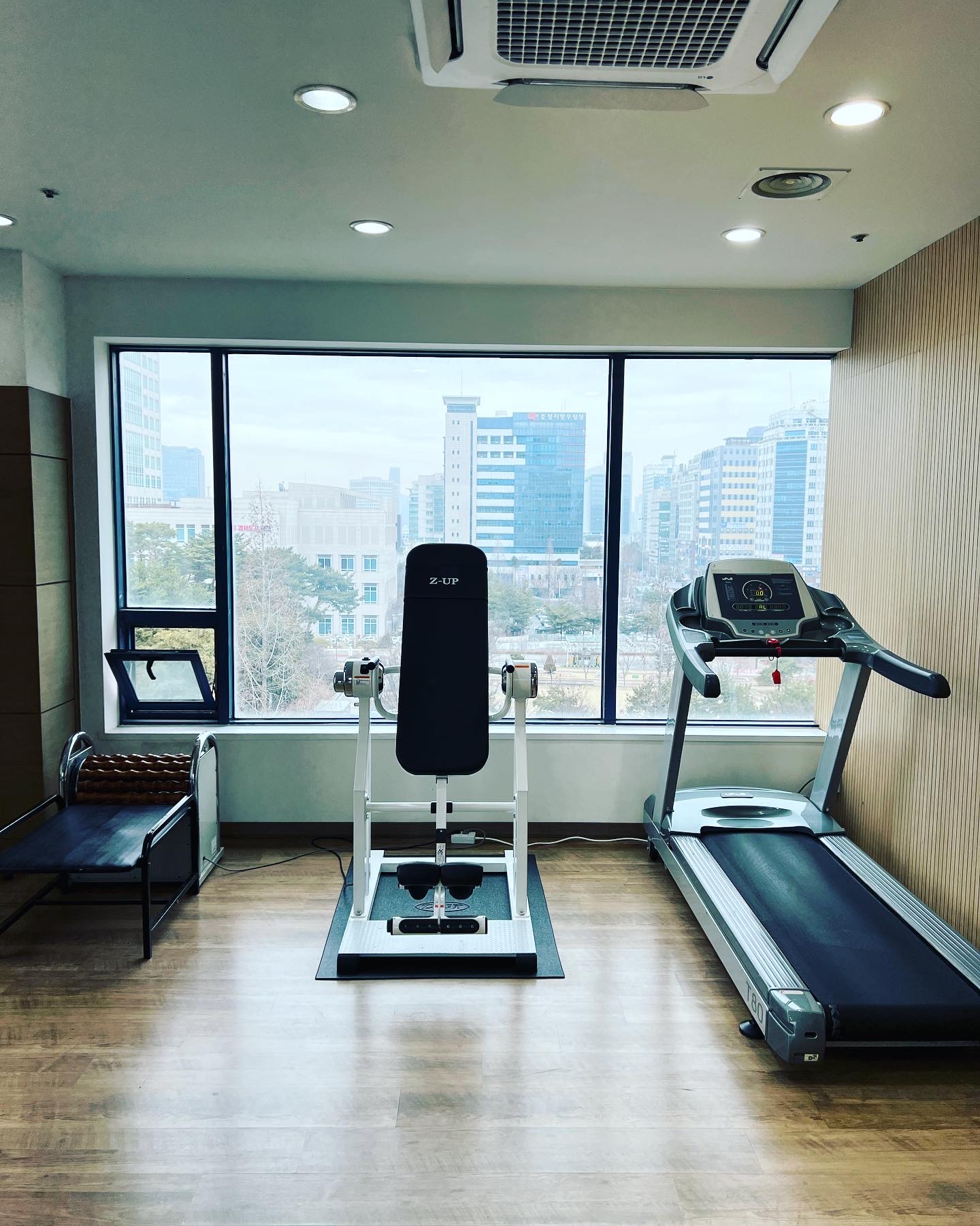 스트레칭룸 내 헬스장 사진