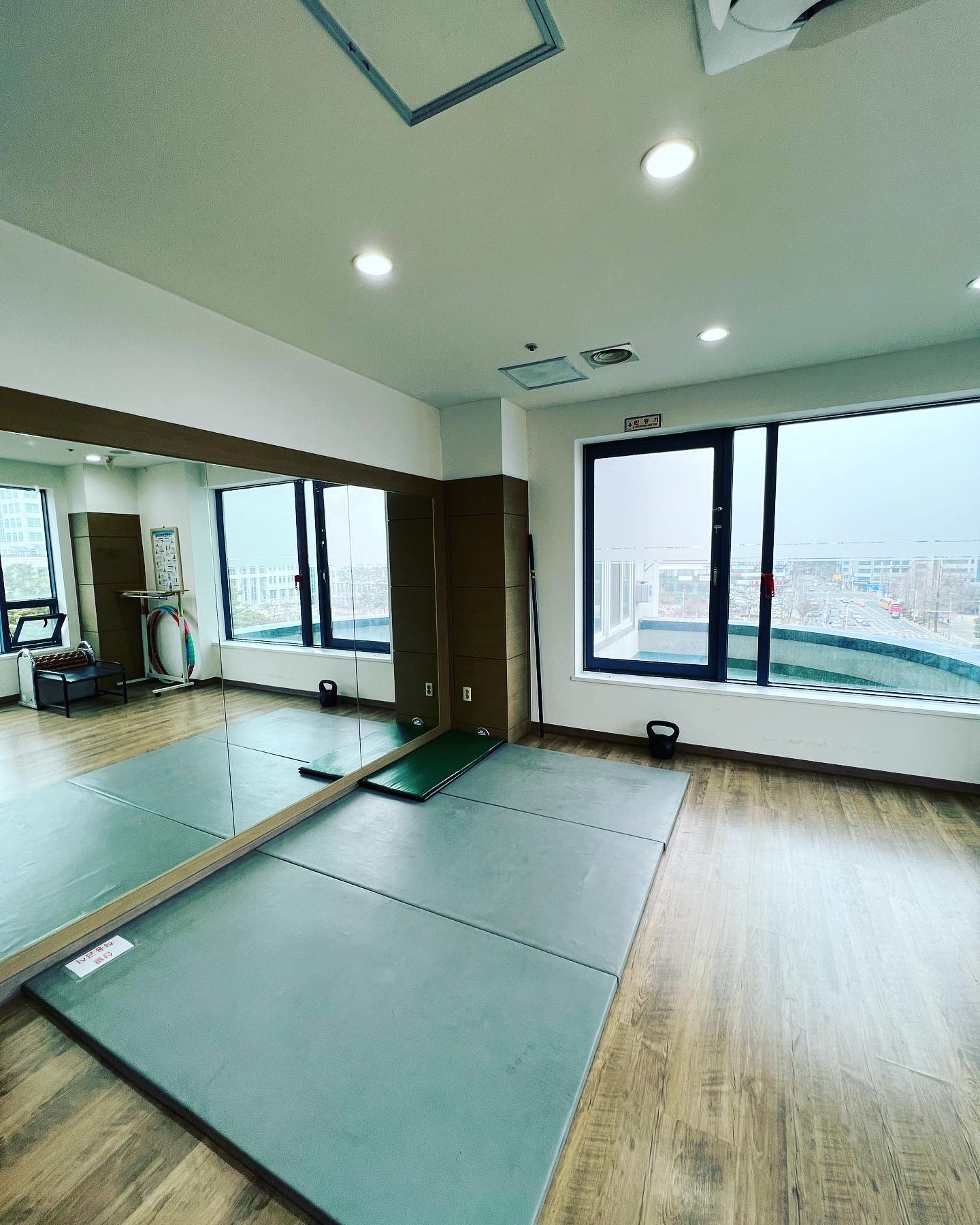 스트레칭룸 내 헬스장 사진